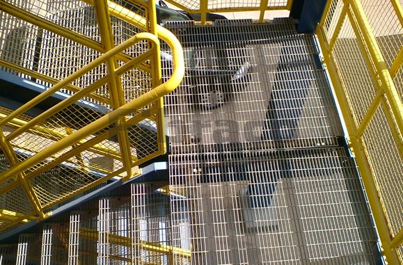 Grade de piso e degraus